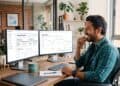 Empresaria dominicana de una pyme usa una computadora con herramientas de inteligencia artificial y facturación