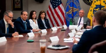 Raquel Peña y el ministro Víctor Atallah durante reunión de alto nivel sobre cooperación en salud
