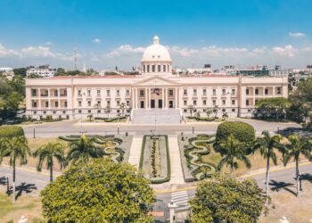 Bandera de República Dominicana y edificio de la Cancillería en un contexto diplomático