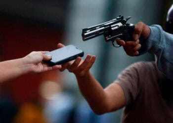 Pistolas y armas de fuego registradas exhibidas sobre una mesa en República Dominicana