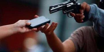 Pistolas y armas de fuego registradas exhibidas sobre una mesa en República Dominicana