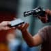 Pistolas y armas de fuego registradas exhibidas sobre una mesa en República Dominicana