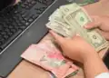 Persona recibiendo dinero de una remesa en una ventanilla en República Dominicana