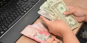 Persona recibiendo dinero de una remesa en una ventanilla en República Dominicana