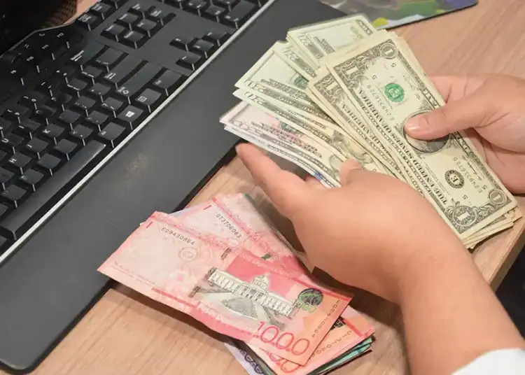 Persona recibiendo dinero de una remesa en una ventanilla en República Dominicana