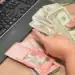 Persona recibiendo dinero de una remesa en una ventanilla en República Dominicana