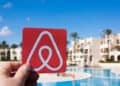 Villas y apartamentos de renta corta frente a un hotel tradicional en un destino turístico dominicano