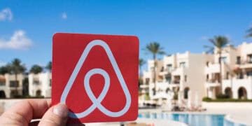 Villas y apartamentos de renta corta frente a un hotel tradicional en un destino turístico dominicano