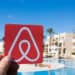 Villas y apartamentos de renta corta frente a un hotel tradicional en un destino turístico dominicano