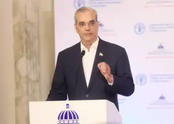 Campo agrícola dominicano con productores cosechando alimentos bajo el sol
