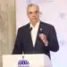 Campo agrícola dominicano con productores cosechando alimentos bajo el sol
