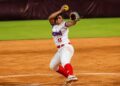 Lanzadora dominicana Anyela Gómez en el círculo durante el partido de softbol contra México en Santo Domingo 2026