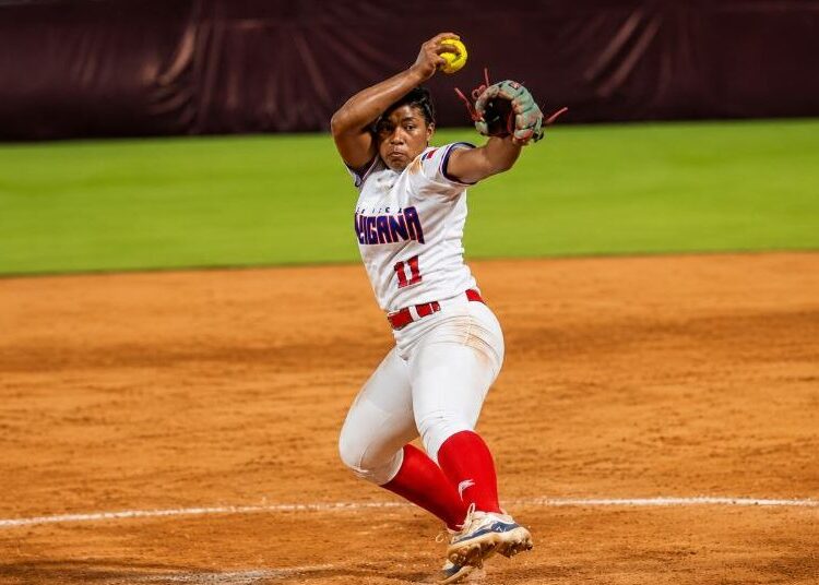 Lanzadora dominicana Anyela Gómez en el círculo durante el partido de softbol contra México en Santo Domingo 2026