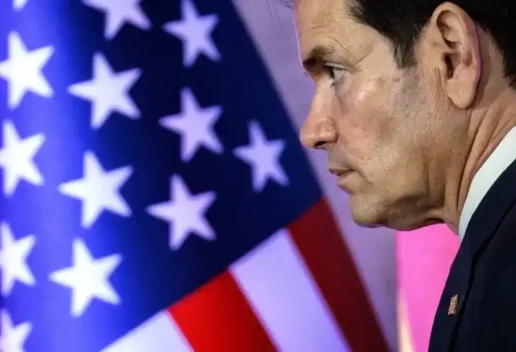 Marco Rubio habla ante la prensa durante la reunión de cancilleres de la ASEAN en Manila