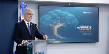 El superintendente de Bancos Alejandro Fernández presenta los resultados de su gestión ante audiencia