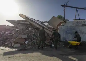 Zona afectada por los terremotos en la región norte de Venezuela con edificaciones dañadas