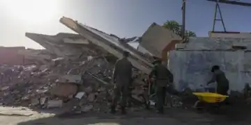 Zona afectada por los terremotos en la región norte de Venezuela con edificaciones dañadas