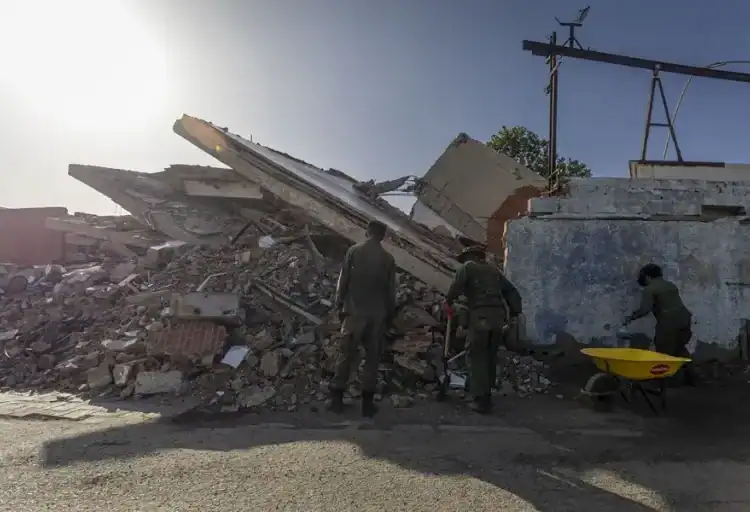 Zona afectada por los terremotos en la región norte de Venezuela con edificaciones dañadas