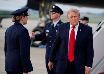 Donald Trump firma una orden ejecutiva de aranceles a productos importados desde Canadá