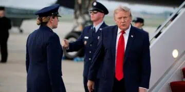 Donald Trump firma una orden ejecutiva de aranceles a productos importados desde Canadá