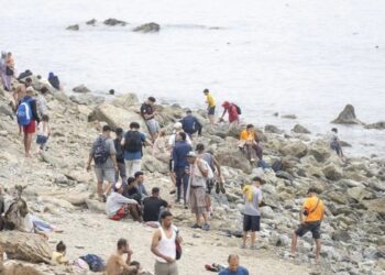 Vista del espigón fronterizo del Tarajal que separa la ciudad española de Ceuta de Marruecos