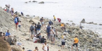 Vista del espigón fronterizo del Tarajal que separa la ciudad española de Ceuta de Marruecos