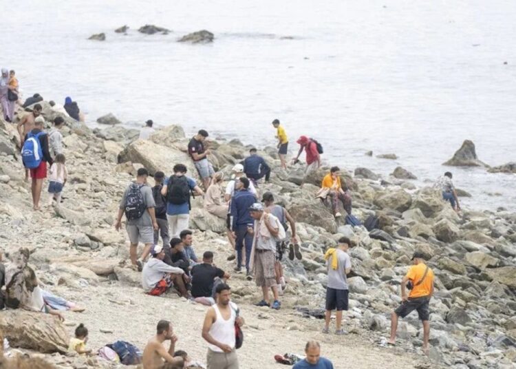 Vista del espigón fronterizo del Tarajal que separa la ciudad española de Ceuta de Marruecos