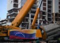 Zona devastada en Venezuela tras los terremotos con edificios dañados y labores de recuperación