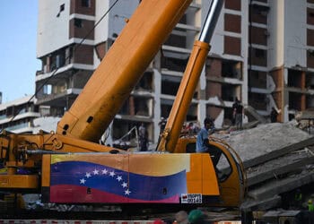 Zona devastada en Venezuela tras los terremotos con edificios dañados y labores de recuperación