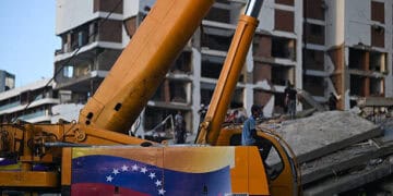 Zona devastada en Venezuela tras los terremotos con edificios dañados y labores de recuperación
