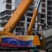 Zona devastada en Venezuela tras los terremotos con edificios dañados y labores de recuperación