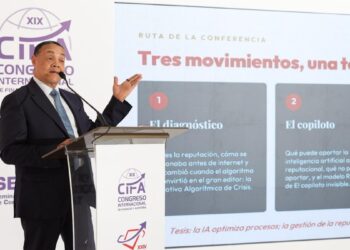 Consultor Víctor Bautista durante conferencia sobre inteligencia artificial y crisis reputacional en el CIFA en Boca Chica