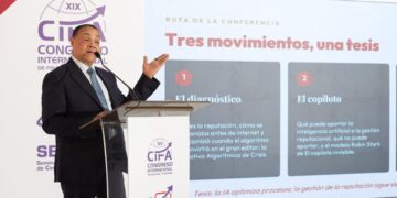 Consultor Víctor Bautista durante conferencia sobre inteligencia artificial y crisis reputacional en el CIFA en Boca Chica