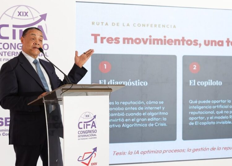 Consultor Víctor Bautista durante conferencia sobre inteligencia artificial y crisis reputacional en el CIFA en Boca Chica