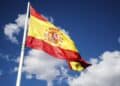 Pasaporte con visado Schengen junto a mapa de Europa para viajar entre países