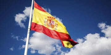 Pasaporte con visado Schengen junto a mapa de Europa para viajar entre países