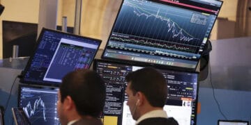 Pantallas de la Bolsa de Nueva York mostrando índices bursátiles en una jornada de caídas