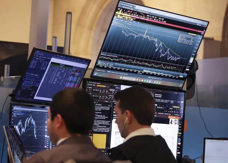 Pantallas de la Bolsa de Nueva York mostrando índices bursátiles en una jornada de caídas