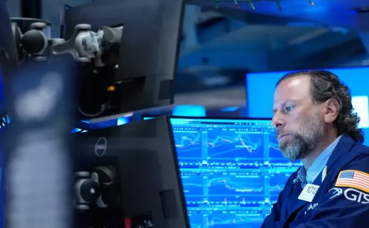 Pantallas de la Bolsa de Nueva York con índices en alza mientras cae el precio del petróleo