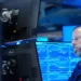 Pantallas de la Bolsa de Nueva York con índices en alza mientras cae el precio del petróleo