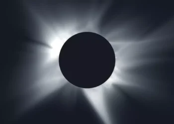 Corona solar visible durante el eclipse solar total sobre España el 12 de agosto, con el disco de la Luna cubriendo completamente el Sol al atardecer