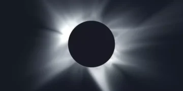 Corona solar visible durante el eclipse solar total sobre España el 12 de agosto, con el disco de la Luna cubriendo completamente el Sol al atardecer