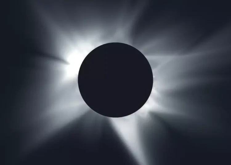 Corona solar visible durante el eclipse solar total sobre España el 12 de agosto, con el disco de la Luna cubriendo completamente el Sol al atardecer