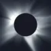 Corona solar visible durante el eclipse solar total sobre España el 12 de agosto, con el disco de la Luna cubriendo completamente el Sol al atardecer