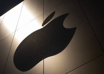 Tim Cook durante una presentación de Apple, con la pantalla de un iPhone al fondo
