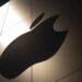 Tim Cook durante una presentación de Apple, con la pantalla de un iPhone al fondo