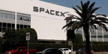 Pantalla de cotizaciones bursátiles mostrando el alza de las acciones de SpaceX en la bolsa de valores