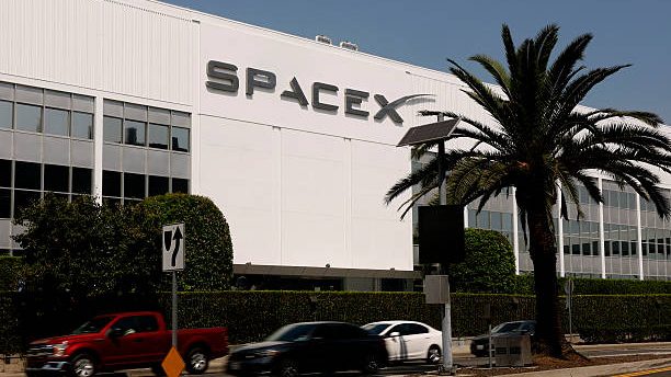 Pantalla de cotizaciones bursátiles mostrando el alza de las acciones de SpaceX en la bolsa de valores