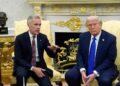 Donald Trump hablando ante periodistas sobre el acuerdo arancelario con Canadá frente a las obras de la Casa Blanca