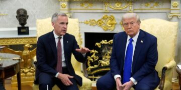 Donald Trump hablando ante periodistas sobre el acuerdo arancelario con Canadá frente a las obras de la Casa Blanca